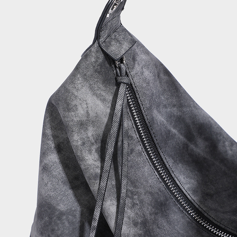 Große, lässig fallende Hobo-Schultertasche mit gewaschener, matter Struktur, Reißverschluss oben, silberfarbenen Beschlägen und langem, detail