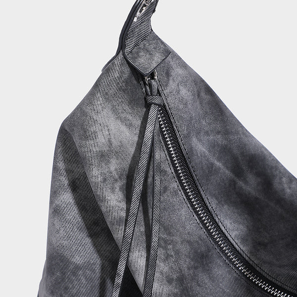 Große, lässig fallende Hobo-Schultertasche mit gewaschener, matter Struktur, Reißverschluss oben, silberfarbenen Beschlägen und langem, detail
