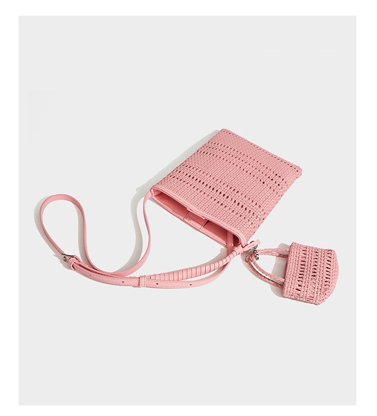 Kleine rechteckige Crossbody-Tasche aus offen geflochtenem Material mit passendem Mini-Täschchen und verstellbarem schmalem Riemen, Detailansicht 18