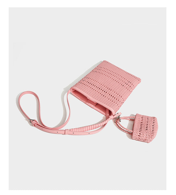 Kleine rechteckige Crossbody-Tasche aus offen geflochtenem Material mit passendem Mini-Täschchen und verstellbarem schmalem Riemen, Detailansicht 18