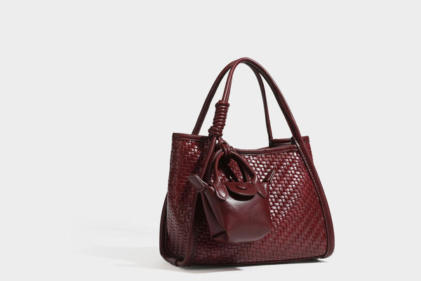 Strukturierte Tote-Bag mit Webstruktur in Braun, glattem Besatz in Lederoptik, geknoteten Henkeln und angehängtem Mini-Beutel mit Kordelzug