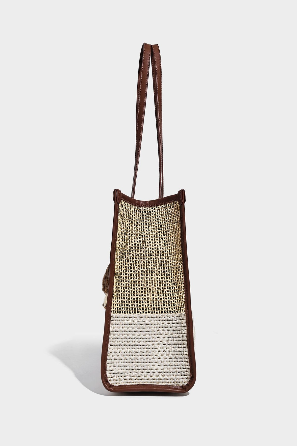 Große Tote-Bag aus grob geflochtenem Stroh in Beige und Creme mit dunkelbraunen Details in Lederoptik, langen Schulterriemen und einem mit Perlen verzierten