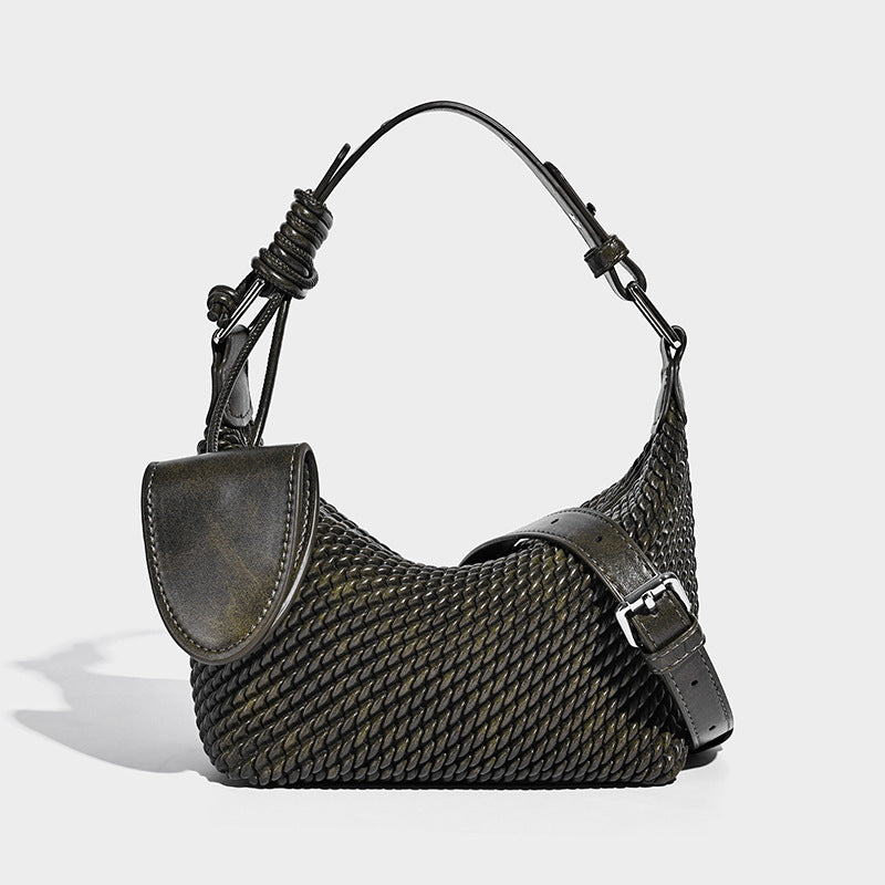 Halbmondförmige Hobo-Schultertasche in gewebter Optik mit geknotetem Tragegriff, integrierter Mini-Klappentasche und verstellbarem Träger in warmen
