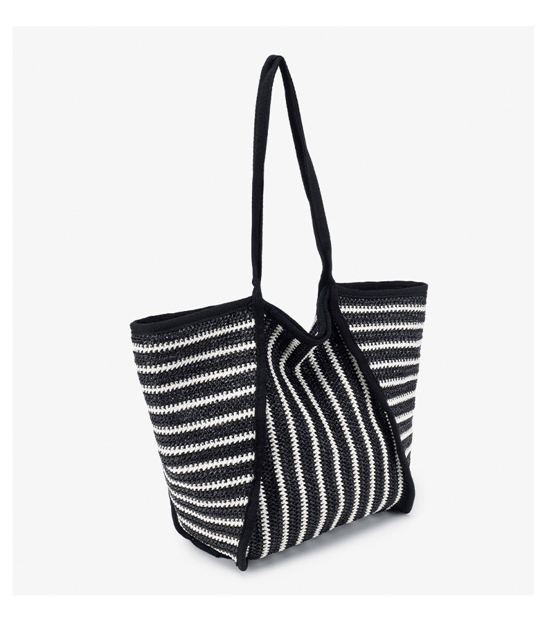 Große schwarz-weiß gestreifte gewebte Tote-Bag mit offenem oberen Abschluss und langen Schulterriemen, Detailansicht 7