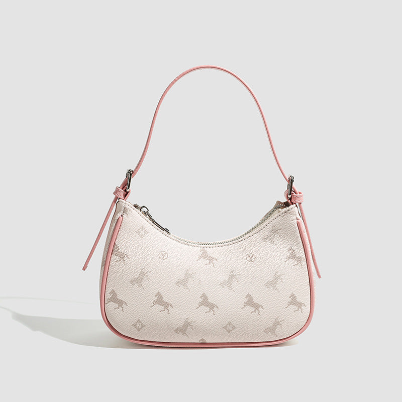 Cremefarbene halbmondförmige Schultertasche mit Monogramm-Print, kontrastierendem Besatz in Lederoptik und silberfarbenen Metalldetails, Detailansicht 6