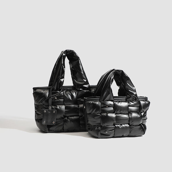Schwarze, glänzende gewebte Puffer-Tote-Bag mit gepolsterten Henkeln und abnehmbarem Schulterriemen, Detailansicht 2