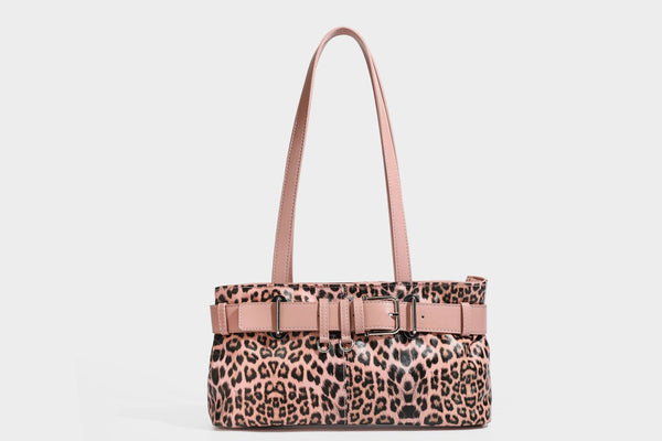 Strukturierte Schultertasche mit Leopardenmuster, Gürtelverschluss-Detail, zwei langen Riemen und silberfarbenen Metallbeschlägen, Detailansicht