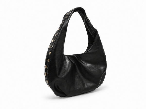 Schwarze Hobo-Bag in Lederoptik mit silberfarbenen Kuppelnieten entlang der Seitenaht und einem breiten einzelnen Tragegriff oben, Detail