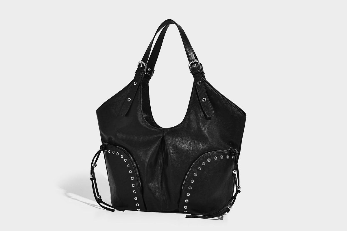 Große, weich fallende Hobo-Schultertasche in Lederoptik mit silberfarbenen Nieten, mit Ösen verzierten Reißverschlussfächern auf der Vorderseite und verstellbaren Doppel