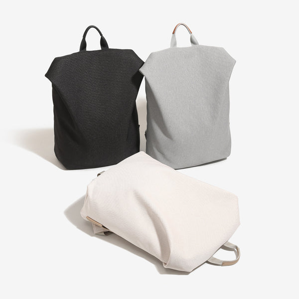 Minimalistischer matter Rucksack aus gewebtem Material mit kurzem Tragegriff und verstellbaren Schulterriemen, Detailansicht 2
