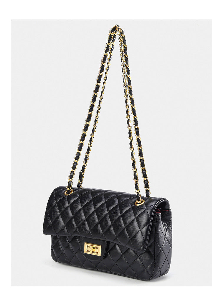 Gesteppte Crossbody-Tasche mit Rautenmuster, Überschlag, goldfarbenem Kettenriemen und Drehverschluss, Detailansicht 14
