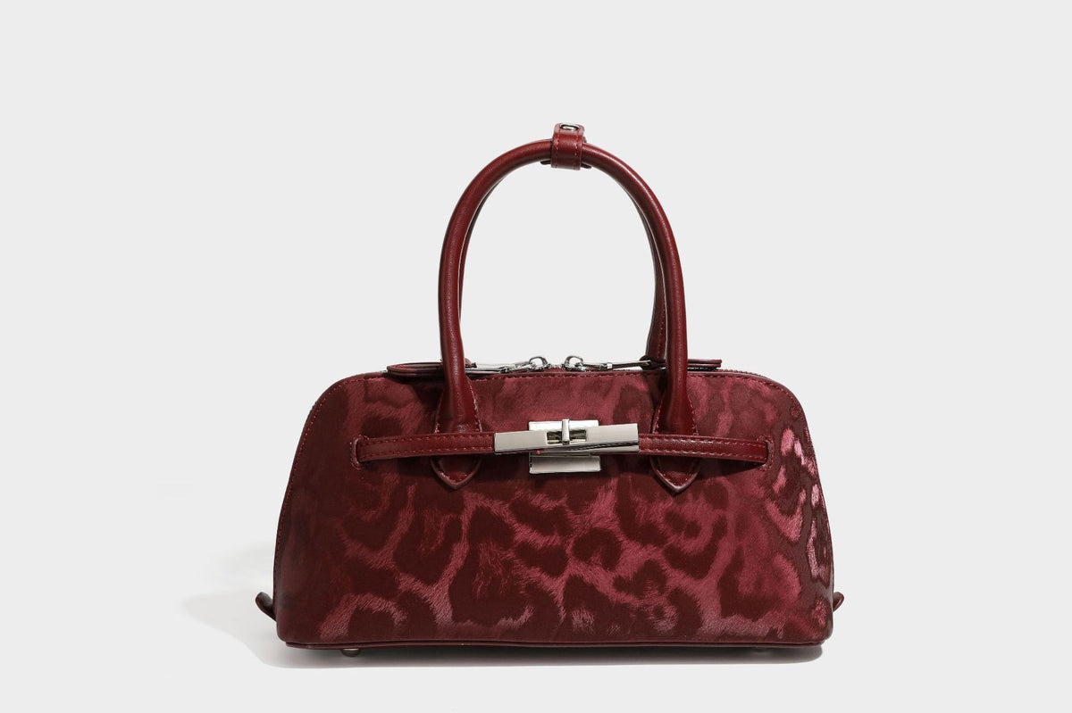 Formstabile Henkeltasche mit Ton-in-Ton-Leopardenprint, glattem Besatz in Lederoptik, gerollten Tragegriffen, vorderem Drehverschluss und