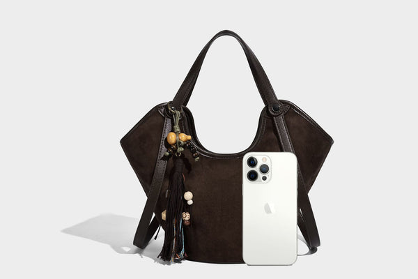 Dunkelbraune Hobo-Schultertasche mit matter Velourslederoptik, geschwungener Silhouette mit offenem oberen Abschluss, zwei Schulterriemen und abnehmbarem