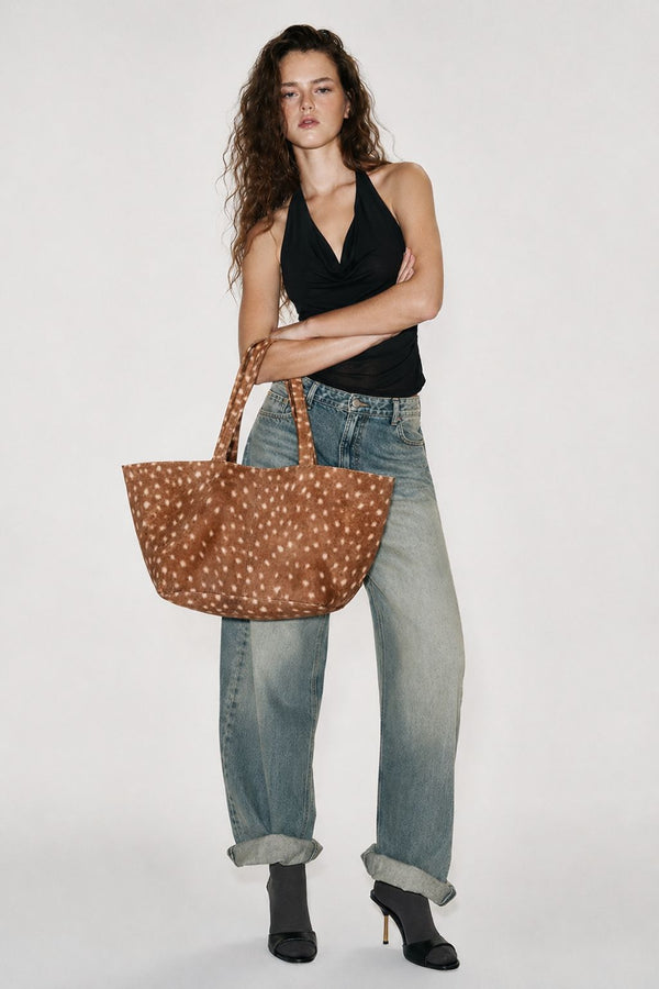 Große Tote-Bag aus Samt mit Fleckenmuster und offenem Design, langen Schulterriemen und weich geschwungener Trapezform, Detailansicht 9