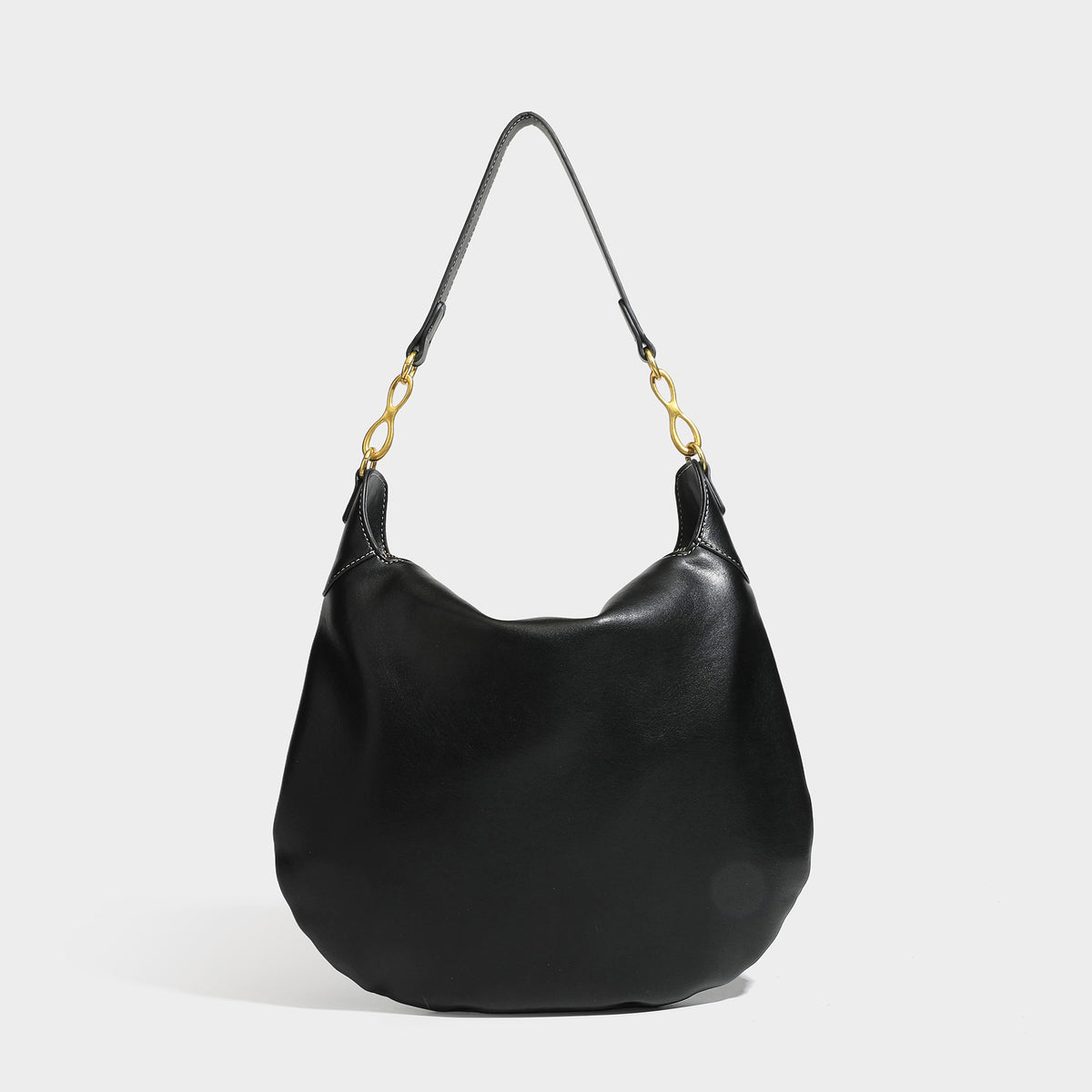 Lässige halbmondförmige Hobo-Schultertasche in Dunkelbraun mit goldfarbenem Ring und Kettenglied-Beschlägen sowie Reißverschluss oben, Detailansicht