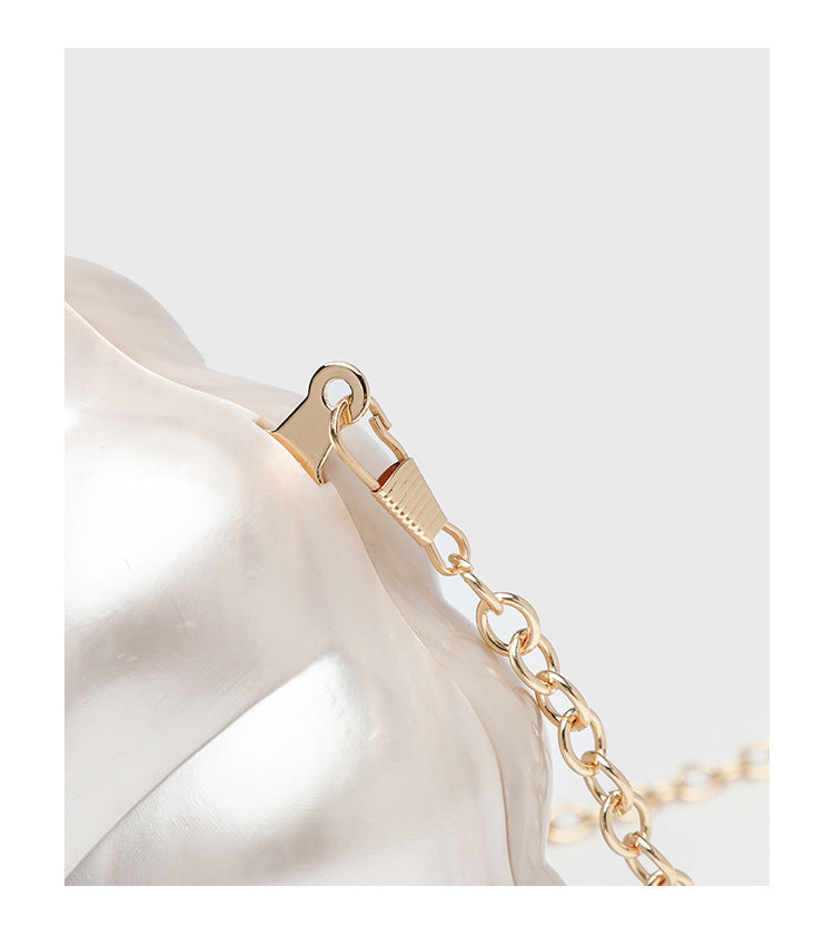 Strukturierte Clutch in Muschelform mit Perlmutt-Finish und goldfarbenem Kettenriemen, Detailansicht 15