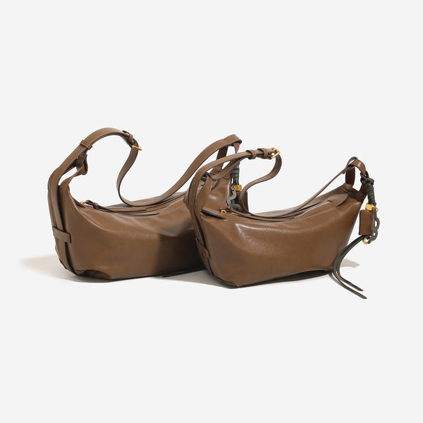 Weich fallende, halbmondförmige Hobo-Schultertasche mit glatter Lederoptik, Reißverschluss oben und goldfarbenen Beschlägen, Detailansicht