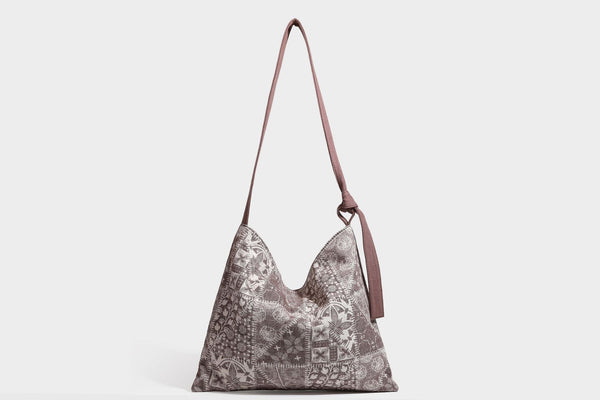 Weich fallende Hobo-Schultertasche aus Canvas mit botanischem Print, langem geknotetem Riemen und Reißverschluss oben, Detailansicht 39