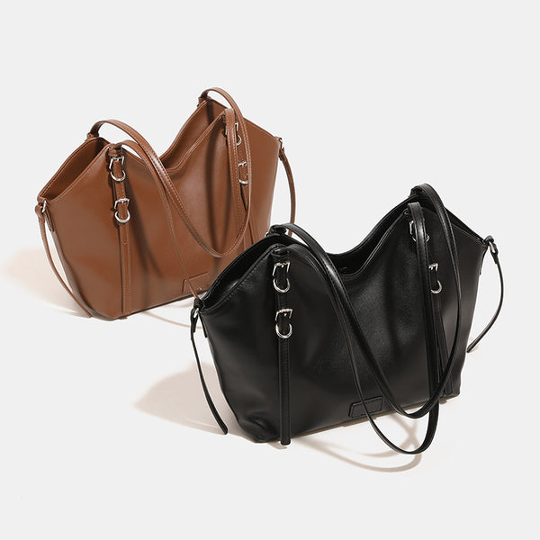 Glatte Tote-Schultertasche aus Lederimitat mit silberfarbenen Schnallenbeschlägen und zwei Schulterriemen, Detailansicht 2