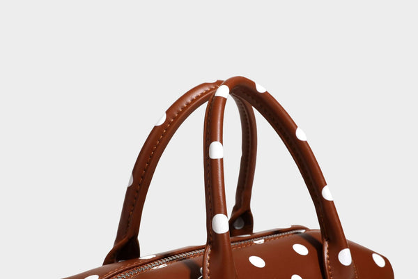 Kleine, strukturierte Mini-Henkeltasche mit Polka-Dot-Muster, Sternanhänger, Schnallriemen-Detail auf der Vorderseite, zwei Henkeln und abnehmbarem