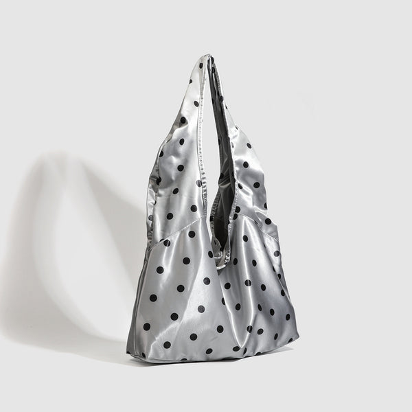 Ovale Tote-Schultertasche in silberfarbener Satinoptik mit schwarzem Punkteprint, Druckverschluss und langen integrierten Trägern, Detailansicht 2