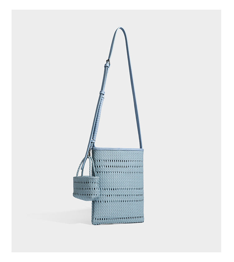 Kleine rechteckige Crossbody-Tasche aus offen geflochtenem Material mit passendem Mini-Täschchen und verstellbarem schmalem Riemen, Detailansicht 25