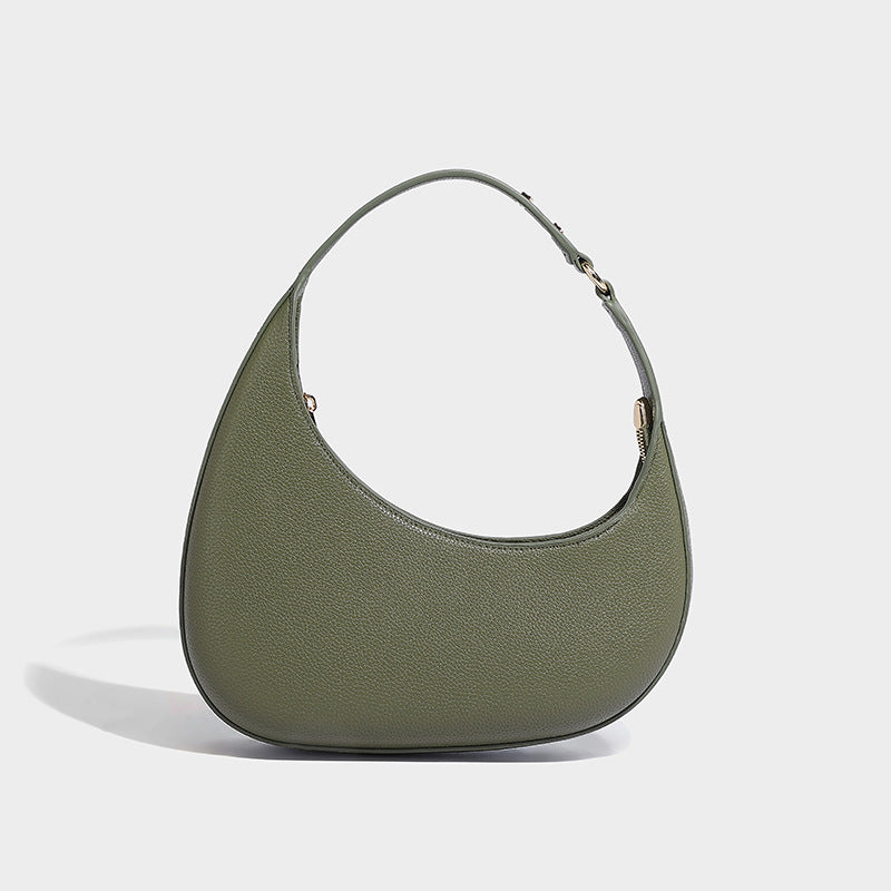 Halbmondförmige Hobo-Schultertasche in genarbter Lederoptik mit schmalem Riemen und goldfarbenen Reißverschlussdetails, Detailansicht