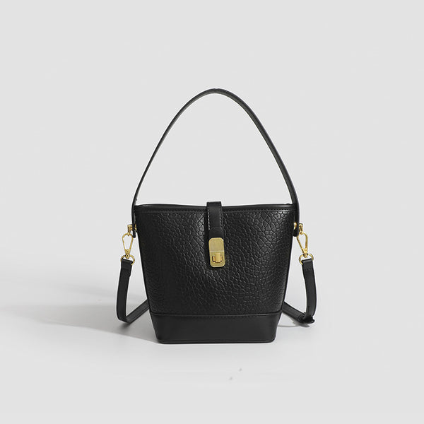 Formstabile zweifarbige Bucket Bag aus genarbtem Material mit goldfarbenem Drehverschluss und cognacfarbenem Besatz in Lederoptik, Detailansicht 7