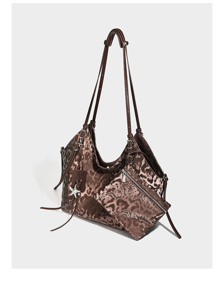 Große, glänzende Hobo-Schultertasche mit Leopardenprint, abnehmbarem Reißverschlusstäschchen und silberfarbenem Seestern-Anhänger, Detailansicht 8