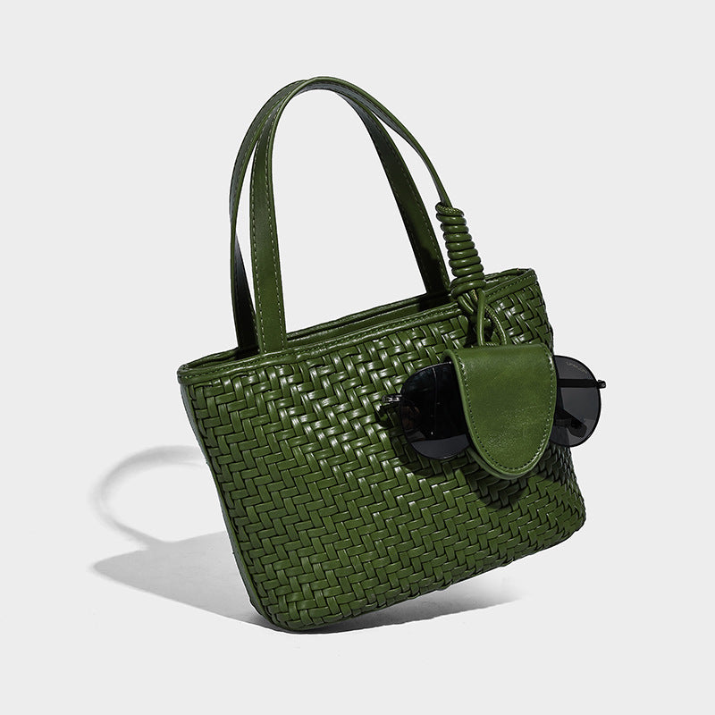 Kleine formstabile Tote-Tasche in gewebter Lederoptik mit geknoteten Henkeln, abnehmbarem Schulterriemen und herabhängendem Mini-Element an der Vorderseite