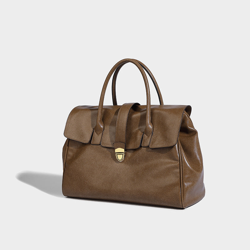Strukturierte Henkeltasche im Shopper-Stil aus glänzender Lederoptik mit Überschlag, Mittelriemen, goldfarbenem Drehverschluss und zwei Henkeln