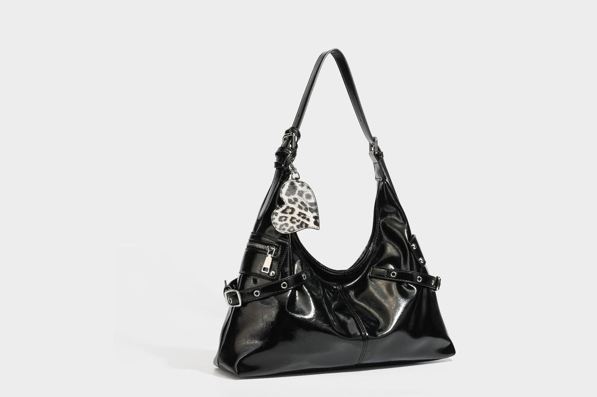 Glänzende dunkelbraune, lässig geschnittene Hobo-Schultertasche mit Riemendetail mit silberfarbenen Ösen, Reißverschlussfach auf der Vorderseite und Herz mit Leopardenmuster