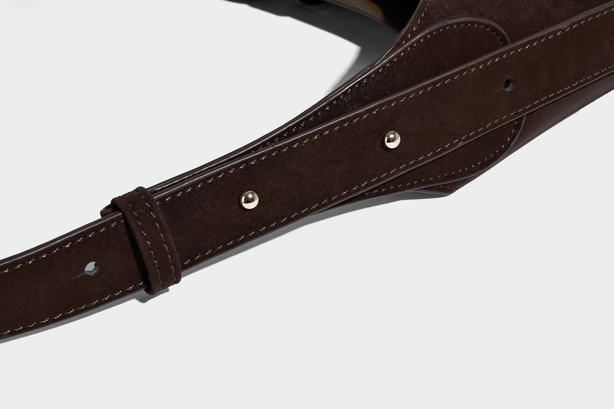 Große, dreieckige Hobo-Tote mit lässig fallender Form und matter Veloursleder-Optik, verstellbarem Schulterriemen und silberfarbenem Riemenverschluss