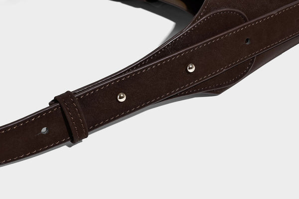 Große, dreieckige Hobo-Tote mit lässig fallender Form und matter Veloursleder-Optik, verstellbarem Schulterriemen und silberfarbenem Riemenverschluss