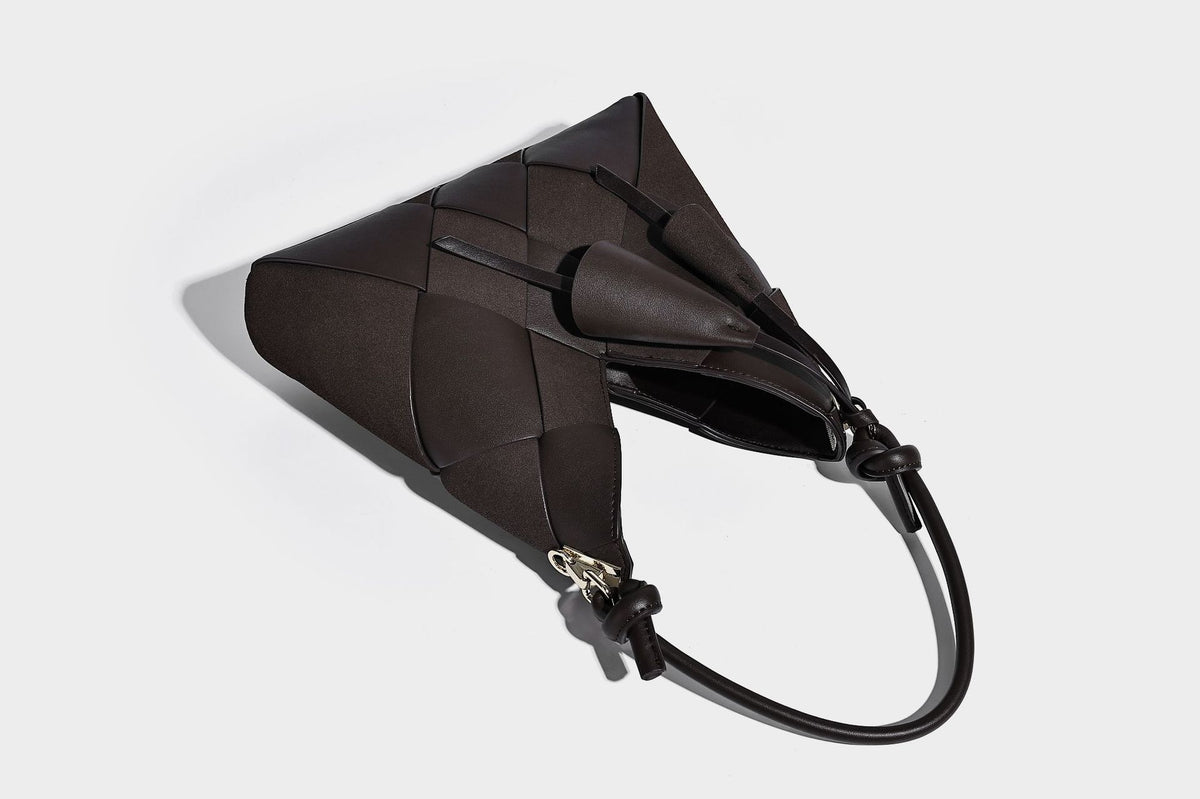 Wandelbare Tote-Bag in gewebter Lederoptik mit geknoteten Tragegriffen, abnehmbarem Schulterriemen und goldfarbenen Beschlägen, Detailansicht