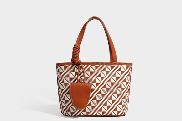Kleine, strukturierte, gewebte Tote-Bag mit geometrischem Muster, glatten Details in Lederoptik, geknoteten Tragegriffen, Reißverschluss und herabhängendem Frontdetail