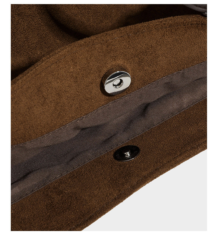 Große, weich fallende Tote aus Wildlederoptik in warmem Braun mit dunklen glatten Besätzen, zwei Tragegriffen, abnehmbarem Reißverschluss-Etui und, Detail