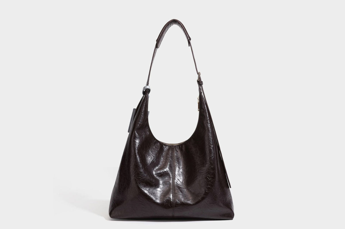 Große dunkelbraune, glänzende, geknautschte Hobo-Schultertasche mit Reißverschluss, goldfarbenen Metalldetails, verstellbarem Trageriemen und Hellblau
