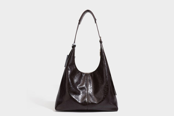 Große dunkelbraune, glänzende, geknautschte Hobo-Schultertasche mit Reißverschluss, goldfarbenen Metalldetails, verstellbarem Trageriemen und Hellblau