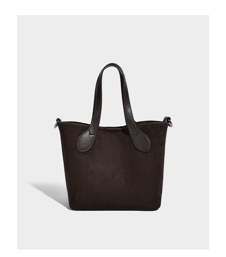 Kleine, strukturierte Tote-Handtasche in Wildlederoptik mit Elefantenanhänger, zwei oberen Tragegriffen und abnehmbarem Crossbody-Riemen, Detailansicht