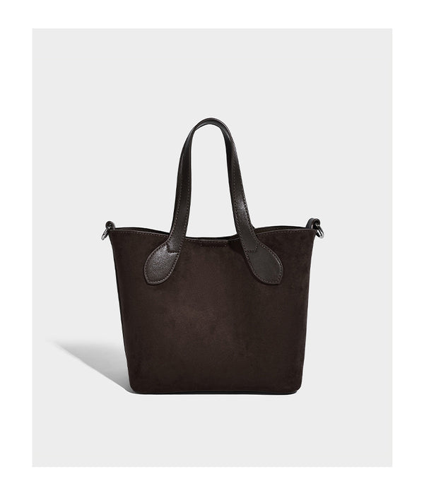 Kleine, strukturierte Tote-Handtasche in Wildlederoptik mit Elefantenanhänger, zwei oberen Tragegriffen und abnehmbarem Crossbody-Riemen, Detailansicht