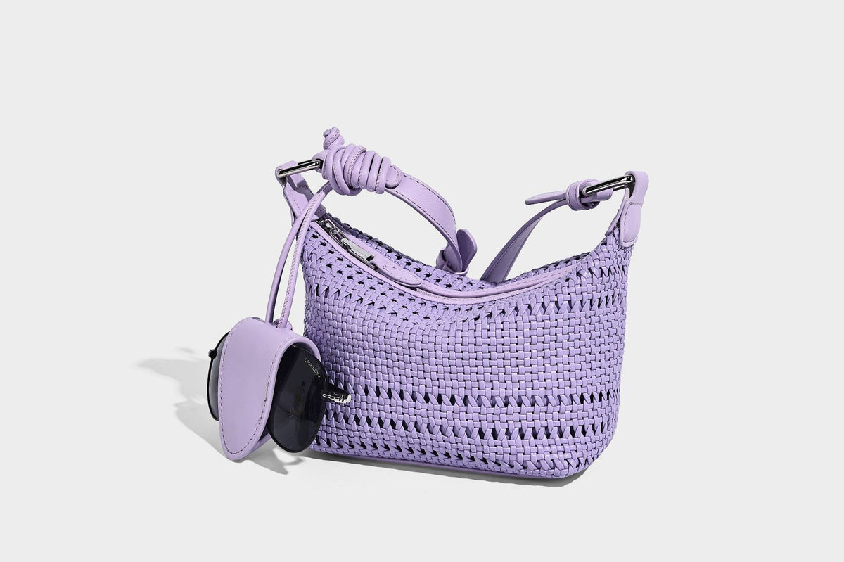 Kleine gewebte Hobo-Schultertasche mit sichelförmiger Silhouette, Reißverschluss oben, silberfarbenen Metallelementen und verstellbarem, Detail