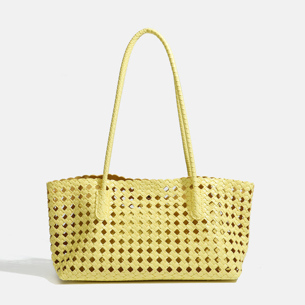 Limegrüne Tote-Bag aus offenem Flechtwerk mit langen geflochtenen Henkeln zum Tragen über der Schulter und gewelltem oberen Rand, Detailansicht 9