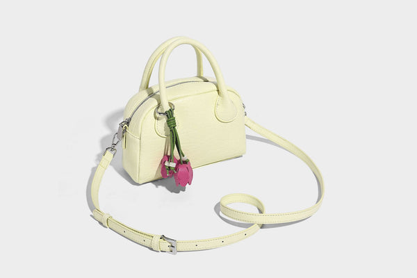 Mini-Henkeltasche in strukturierter Kuppelform in Pastellgelb mit genarbter Lederoptik, silberfarbenen Beschlägen und abnehmbarem