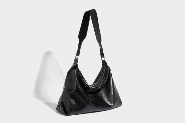 Weich fallende Hobo-Schultertasche mit glänzender Crinkle-Oberfläche, Reißverschluss oben und verstellbarem Riemen, Detailansicht 19