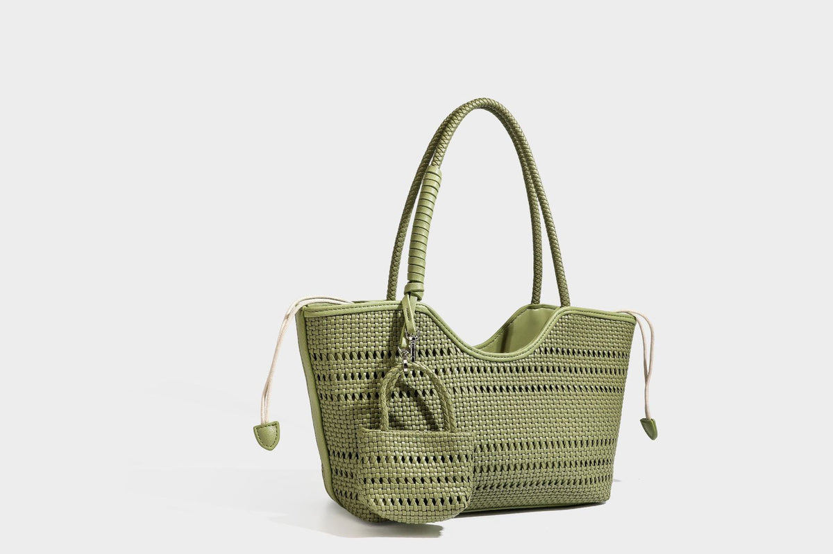 Strukturierte Henkeltasche aus geflochtenem Material in Dunkelbraun mit geflochtenen Henkeln, seitlichen Zugbändern und befestigtem Mini-Täschchen aus geflochtenem Material mit