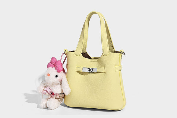 Kleine formstabile Tote-Bag mit genarbter Oberfläche, silberfarbenem Drehverschluss und zwei Henkeln, Detailansicht 14