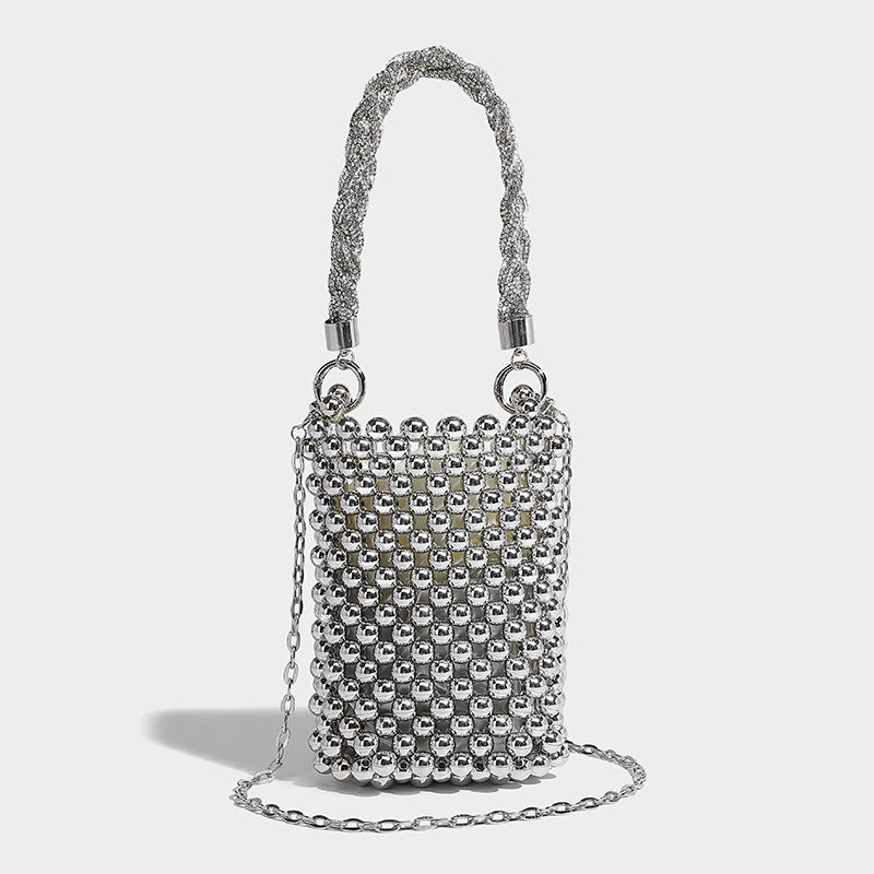 Mini-Bucket-Bag in zylindrischer Form, mit metallisch silberfarbenen Perlen besetzt, geflochtenem Tragegriff und Ketten-Schulterriemen, Detailansicht 15