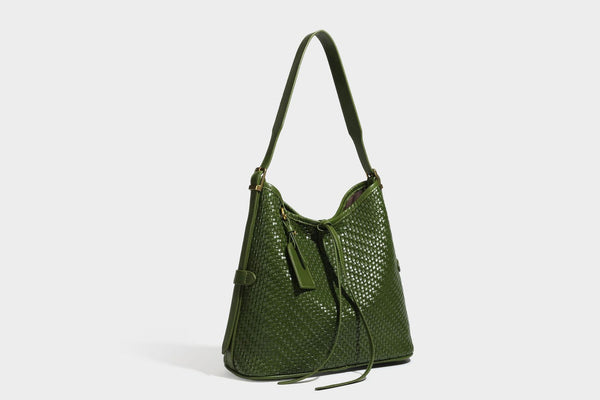 Lässig fallende Schultertasche in geflochtener Lederoptik mit Bindverschluss, goldfarbenen Metallelementen und einem einzelnen Schulterriemen, Detailansicht 51