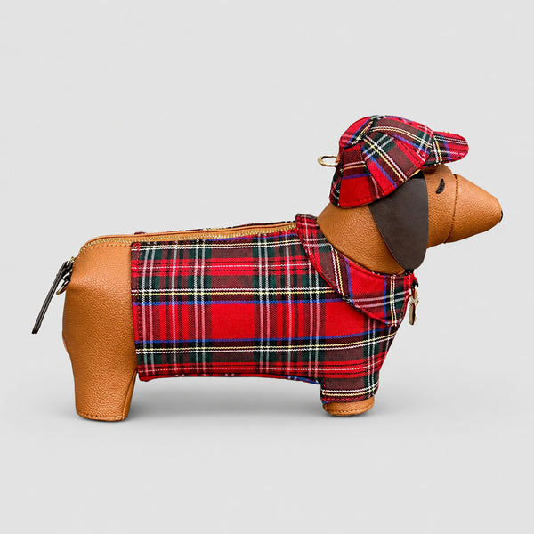 Umhängetasche in Dackelform mit roten Tartan-Einsätzen, hellbrauner genarbter Optik, passender Tartan-Schiebermütze und goldfarbenem